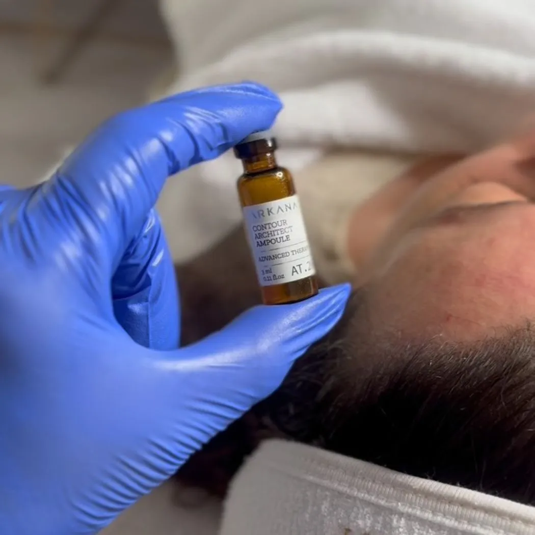Biorepeel Wirkstoff-Ampulle vor einer Peeling-Behandlung bei Belize Beauty in Hamburg-Eppendorf