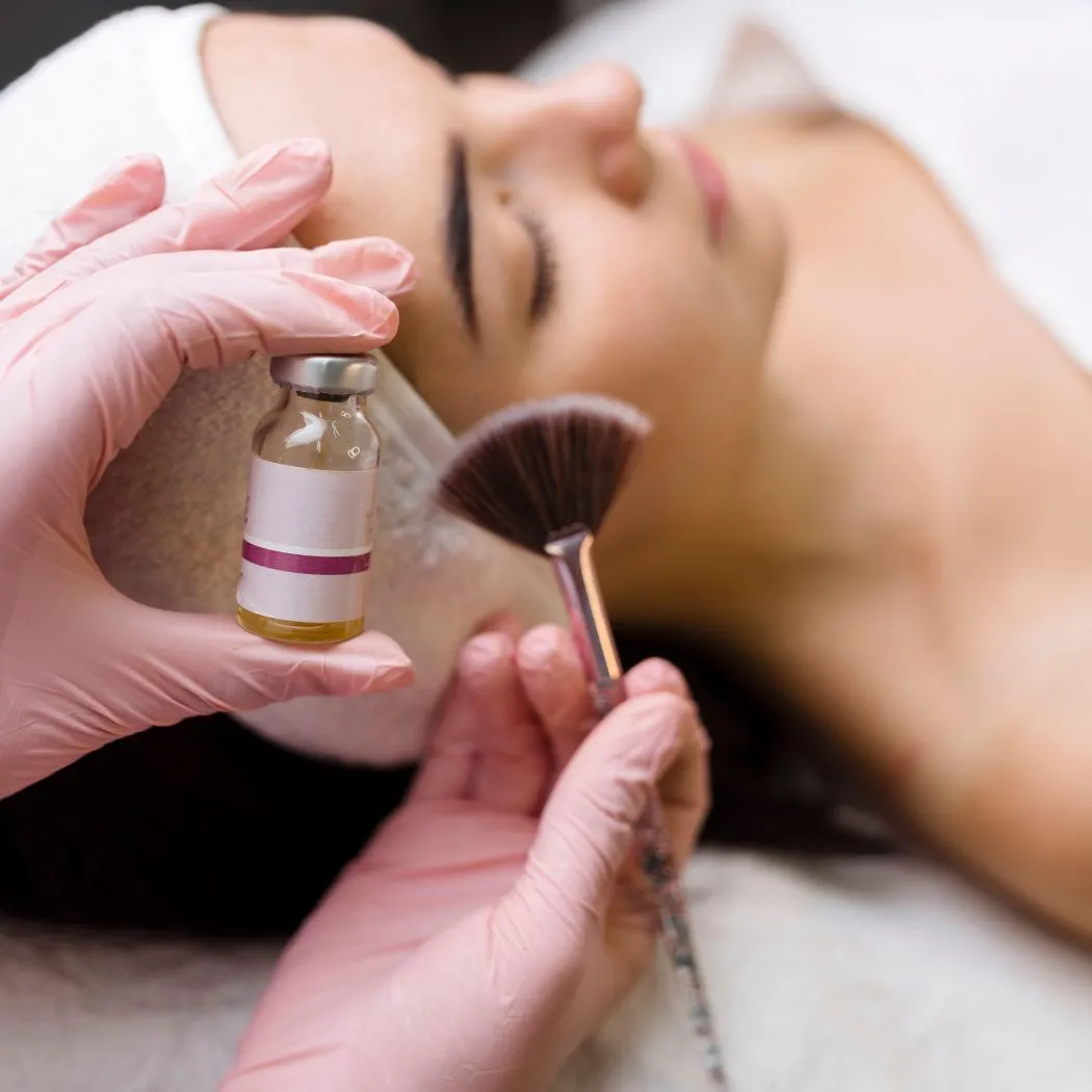 PRX T33 Peeling: Auftragen des Wirkstoffs mit einem Fächerpinsel bei Belize Beauty in Hamburg-Eppendorf